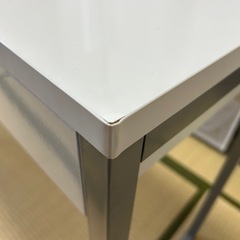 白い机の画像