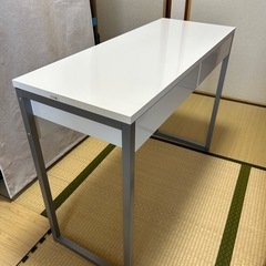 白い机
