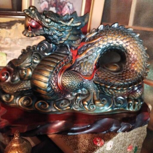龍の置物台付き