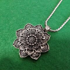 新品未使用品・蓮の花をモチーフにしたペンダントの画像