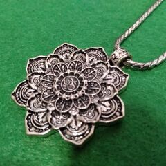 新品未使用品・蓮の花をモチーフにしたペンダントの画像