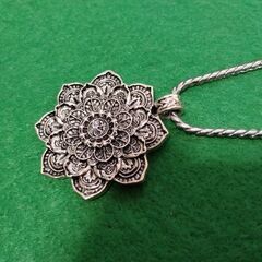 新品未使用品・蓮の花をモチーフにしたペンダントの画像