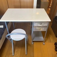 パソコンデスクと椅子