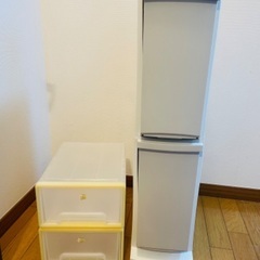 衣装ケース２つ、2段引き出しボックス1つ