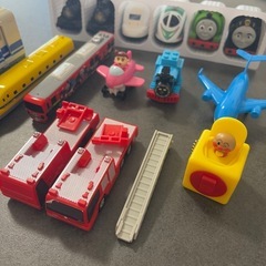 【美品あり】電車、ミニカーセットの画像