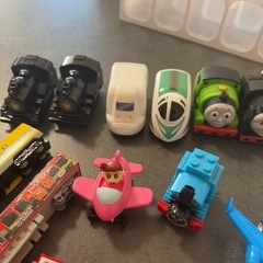 【美品あり】電車、ミニカーセットの画像