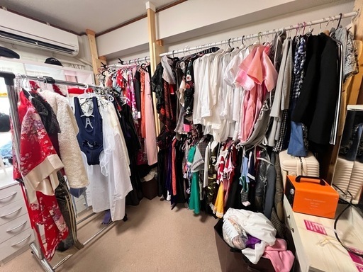 撮影スタジオで使用していた衣装１００着以上