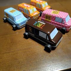 車お菓子缶（チロルチョコのみ中身あり）の画像