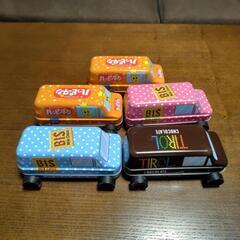 車お菓子缶（チロルチョコのみ中身あり）の画像