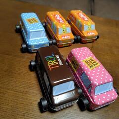 車お菓子缶（チロルチョコのみ中身あり）の画像