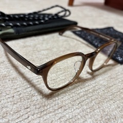 紫外線で色が変わる　調光レンズ　サングラスの画像