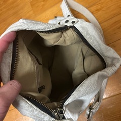 白のショルダーバッグの画像
