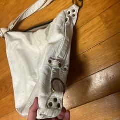 白のショルダーバッグの画像