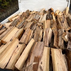 緊急値下げ　未乾燥薪　軽トラ一杯分　 主にナラたまに野桜、カシの木 の画像
