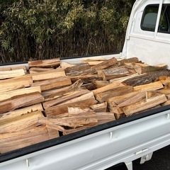 緊急値下げ　未乾燥薪　軽トラ一杯分　 主にナラたまに野桜、カシの木 の画像