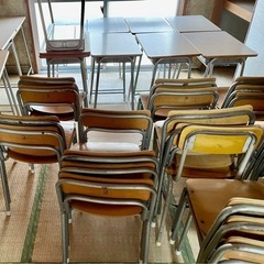 小学校高学年用の机と椅子
