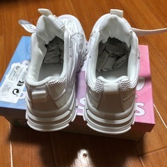 新品未使用　箱付き　20.5㎝　厚底スニーカーの画像