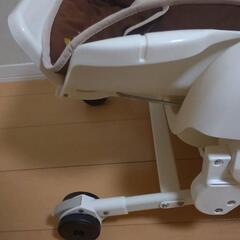 コンビ エコアクト ルシエス AUTO SWING 電動ハイローチェアの画像