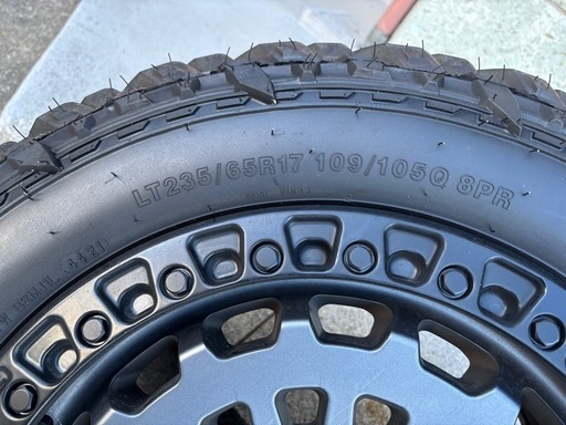 デリカ　タイヤ　FUEL OFFROAD ZEPHYR  17インチ