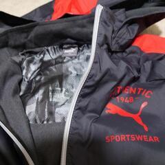 【美品】プーマPuma フード付きスポーツジャケット ダークグレー/レッドロゴ入りの画像