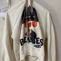 女性のパーカー