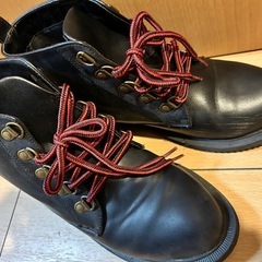 
 ブラック ワークブーツ レッド靴紐 の画像
