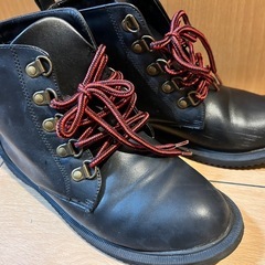 
 ブラック ワークブーツ レッド靴紐 