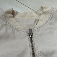 ベージュブルゾンの画像