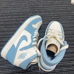 Nike Women's Air Jordan 1 Mid "University Blue"ナイキ ウィメンズ エアジョーダン1 ミッド "ユニバーシティブルー"の画像