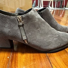 ブーツ グレー チャックの画像