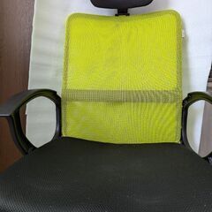 デスクで使用していた椅子を出品します。