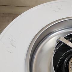 トヨトミ煮炊きできるストーブ　希少なホワイト　　　　　　ポリタンク3つセット今週末までの画像