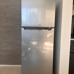 【美品】ハイセンス ２ドア冷蔵庫（２２７Ｌ・右開き）　
冷蔵庫上...