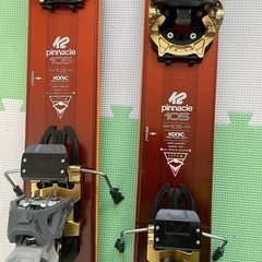 スキー&クライミングスキンとスキーブーツの画像