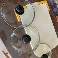 まな板と鍋の蓋の画像