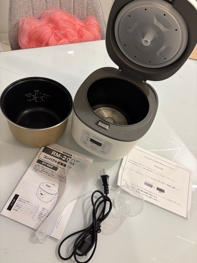 炊飯器 3合炊き おしゃれ 一人暮らし用 小型 マイコン式 少量炊き 保温 早炊き 再加熱 コンパクト ROOMMATE OKOMEDAKI RM-204H