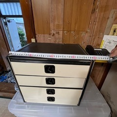 白と黒のシンプルな小物入れ