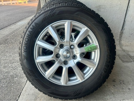 スタッドレスタイヤ　195/65R15  15インチ　5穴 セレナC27