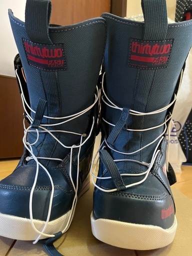 ThirtyTwo スノーボードブーツ 青/ベージュ thirtytwo スノーボードブーツ 23.5〜24.0ネイビー 花柄
