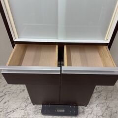 値引き20962  2枚ガラス引き戸　食器棚　キッチンボード　引き出し付き　幅60 湯川家具   ◆大阪市内・東大阪市他 6,000円以上ご購入で無料配達いたします！◆ ※京都・高槻・枚方方面◆神戸・西宮・尼崎方面◆生駒方面　それぞれ条件付き無料配送あり！            の画像