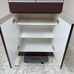 値引き20962  2枚ガラス引き戸　食器棚　キッチンボード　引き出し付き　幅60 湯川家具   ◆大阪市内・東大阪市他 6,000円以上ご購入で無料配達いたします！◆ ※京都・高槻・枚方方面◆神戸・西宮・尼崎方面◆生駒方面　それぞれ条件付き無料配送あり！            の画像
