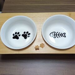 【新品未使用】猫の餌皿と斜め台の画像
