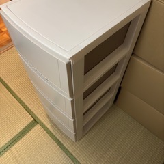 プラスチック製収納タンスの画像