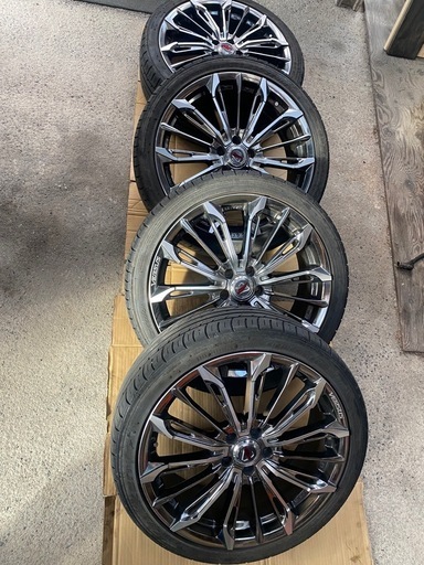 プリウス等　18インチタイヤ、ホイール　レイズ