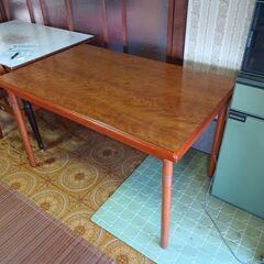 無料】木製の台所用テーブル◆シンプルで使いやすいデザイン◆小キズあり