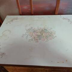 【無料】木製テーブル◆天板は華やかな花柄◆使用感・汚れありの画像