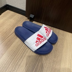 adidas スリッパの画像