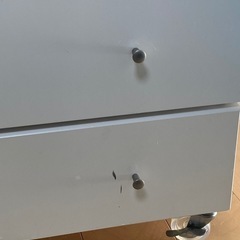 キャスター付き白色整理タンスの画像