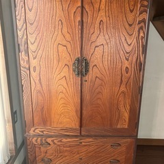年代物の洋服箪笥を1,000円でお譲りします。