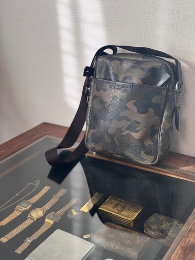 プレゼントにCOACH 迷彩柄 シグネチャー ショルダーバッグ 中古品